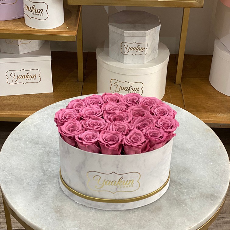 Rosas eternas en caja ovalada blanca marmoleada rosas rosa palo | Yaakun  Flores