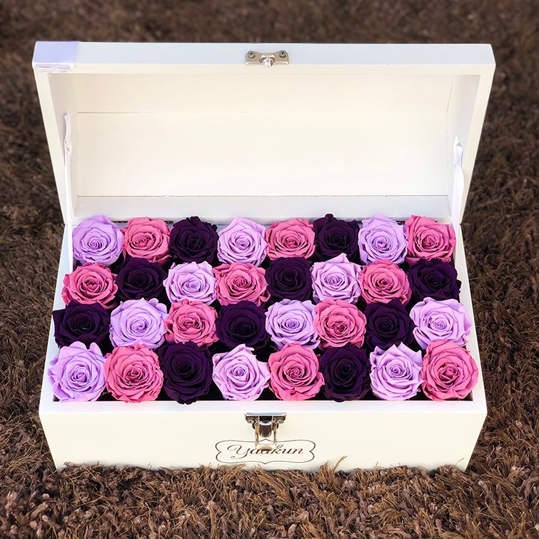 Rosas eternas en cofre mediano blanco lila, rosa palo, purpura.
