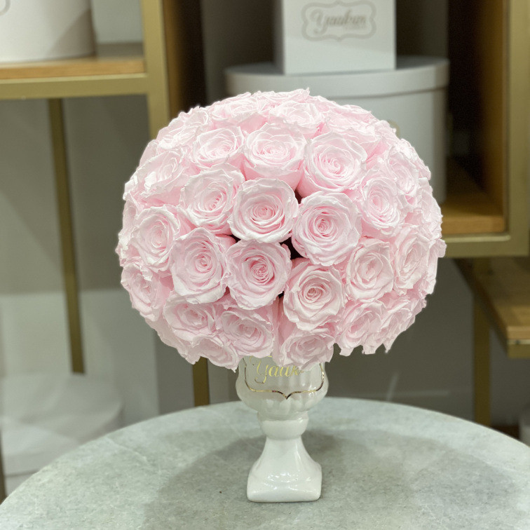 Rosas eternas en copa romana de 65 rosas rositas