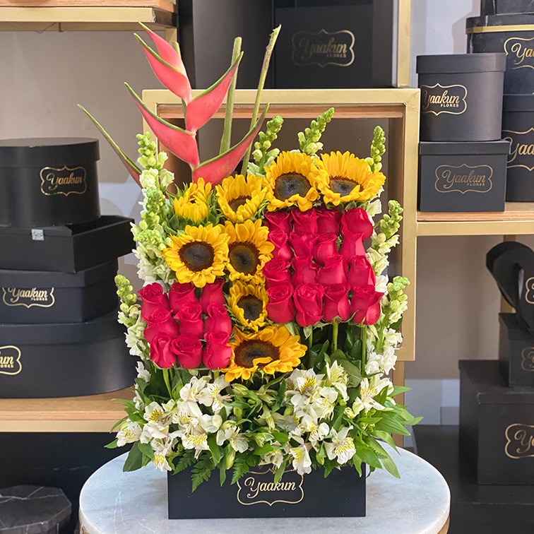 Rosas & girasoles en caja negra