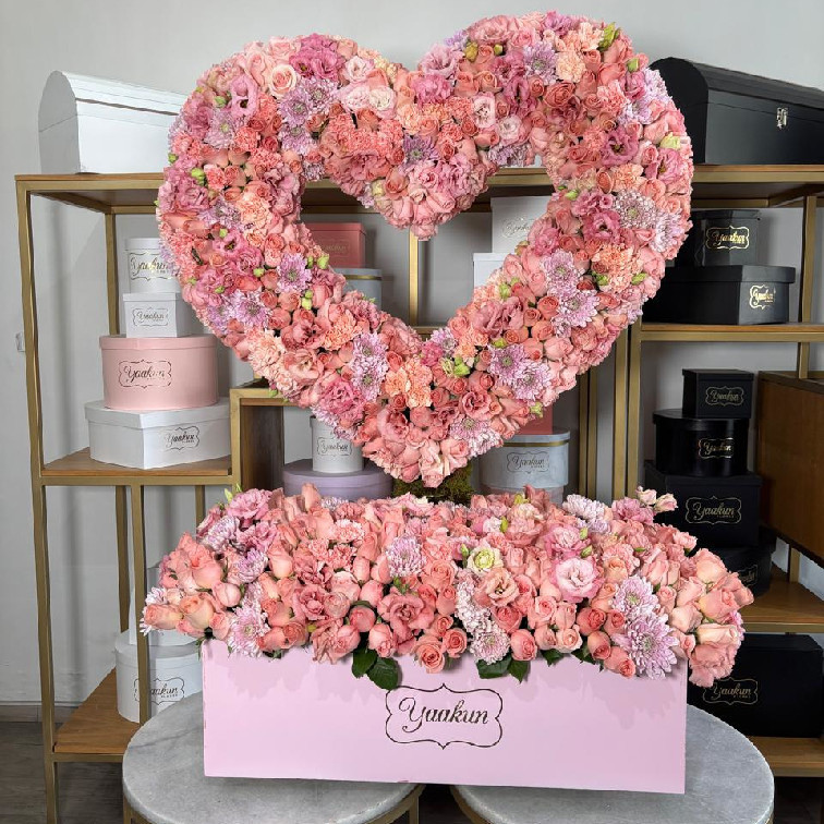 Silueta de corazón en caja rosita con flores finas