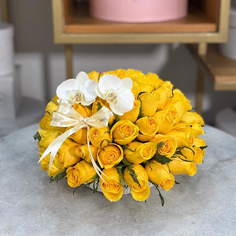 Tazon biselado con 100 rosas amarillas & 2 orquideas blancas