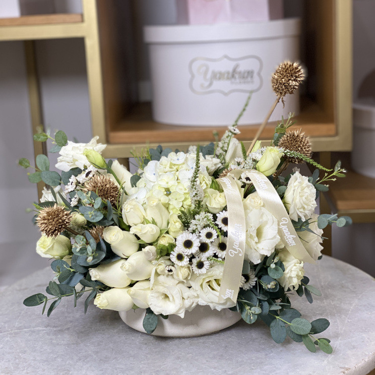 Tazon chico liso con 24 rosas blancas, lisianthus, hortensias y baby rose con follajes